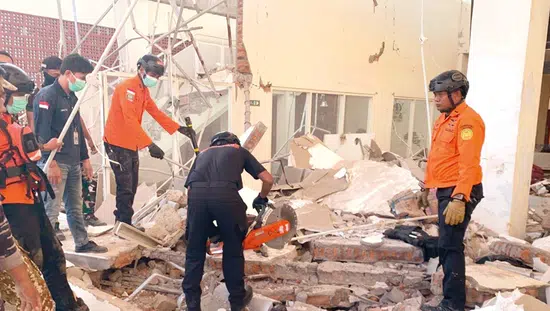 Endonezya’da korku dolu anlar: 7.7’lik depremde bilanço ağırlaşıyor