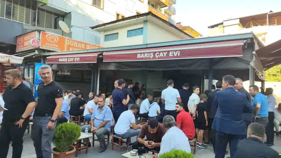 Tekin Batman'da çayevinde vatandaşlarla Terörsüz Türkiye'yi konuştu