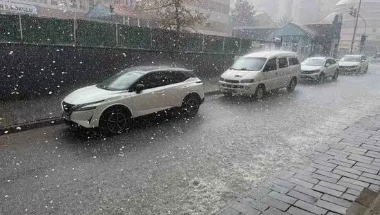 Tatvan aniden bastıran dolu ve sağanakla beyaza büründü