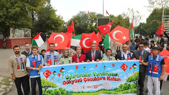 Ağrı'da bin öğrenci Gazze'deki çocuklar için gökyüzünü renklendirdi