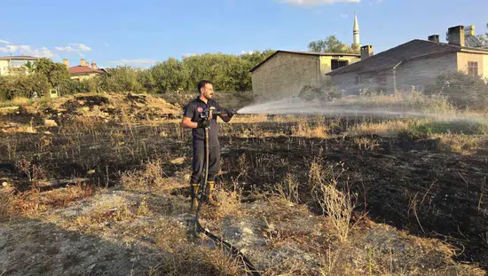 Van Edremit'te korkutan örtü yangını büyümeden kontrol altına alındı