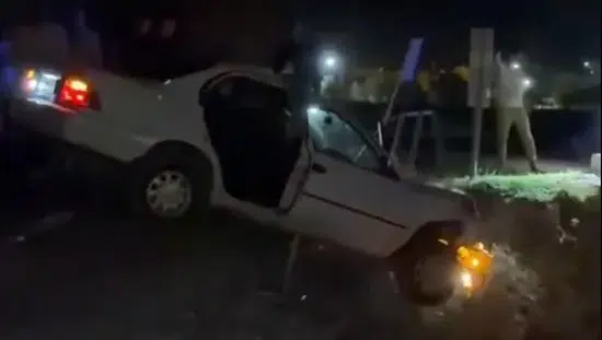 Şanlıurfa'da köpeğe çarpmamak için manevra yapan otomobil köprüde asılı kaldı