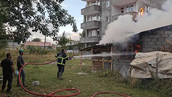 Muş'ta tandır yakılırken odunluk alevlere teslim oldu