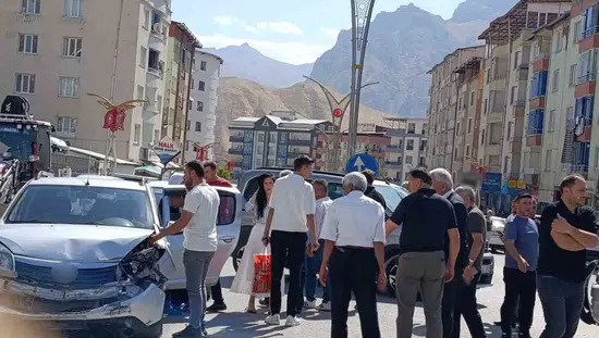 Hakkari merkezde iki aracın karıştığı trafik kazasında bir kişi yaralandı