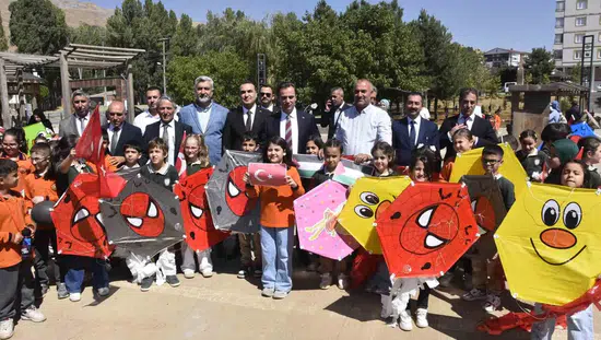 Bitlisli çocuklar Gazze için gökyüzünü uçurtmalarla donattı