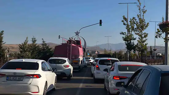 Van Gölü sahil yolunda ağır araç ve hız tehlikesi büyüyor
