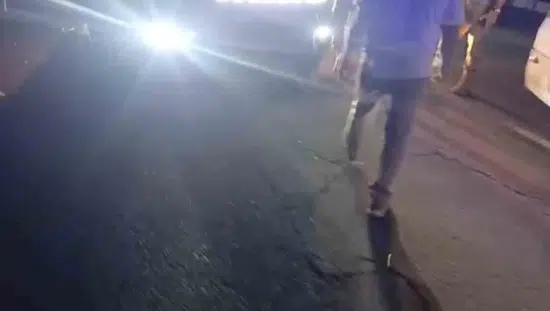 Şanlıurfa'da damperi açık kamyonun çarptığı levhalar otomobilin üzerine devrildi