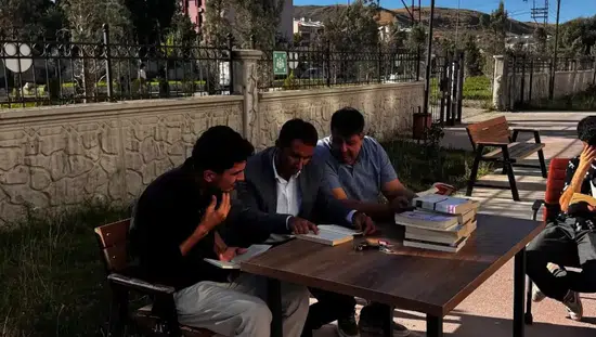 Patnos Halk Kütüphanesi bahçesinde açık havada kitap okuma etkinliği düzenlendi