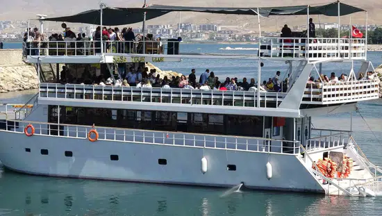 İranlı turistler bölgedeki gerilime rağmen Van tatilinden vazgeçmiyor