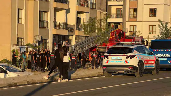 Diyarbakırda balkonda asılı kalan kadını komşusu son anda kurtardı
