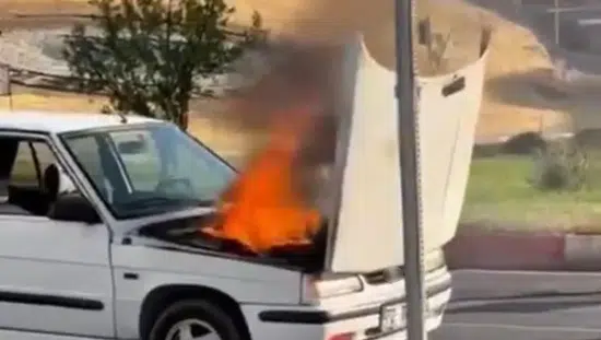 Siirt kent merkezinde yanan otomobili belediye otobüs şoförü kurtardı