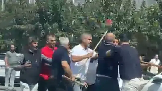 Şanlıurfa'da sokak ortasında taşlı sopalı kavga çıktı
