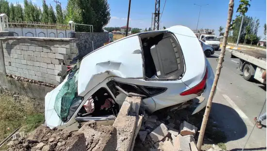 Patnos Hayvan Borsası Kavşağında İki Araç Çarpıştı
