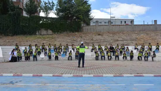 Siirtli çocuklar trafik kurallarını uygulamalı olarak öğreniyor