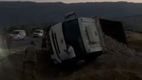 Hakkari Derecik'te kum yüklü kamyonet devrildi