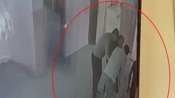 Okul müdürünün Heimlich manevrası 5 yaşındaki çocuğu hayata bağladı