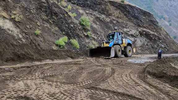 Kulp'ta 7 mahalle ve 50 mezraya ulaşım yeniden sağlanıyor: Sel nedeniyle kapanmıştı