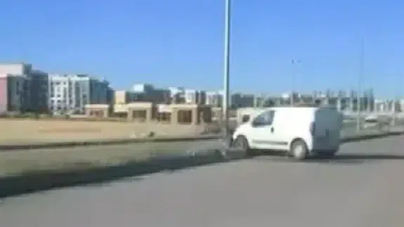 Bağlar ilçesinde kontrolden çıkan araç refüje çarparak durabildi