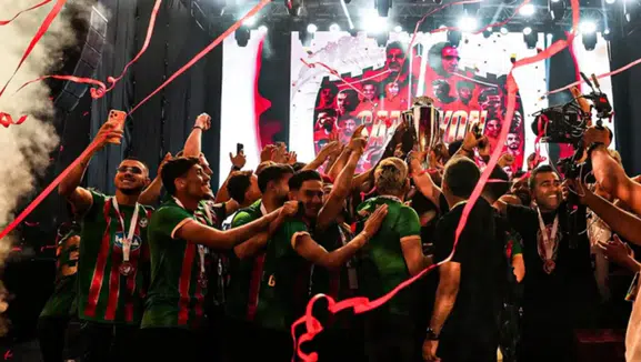 Amedspor Süper Lig kupasını Diyarbakır’da milyonlarca taraftarıyla kaldırdı