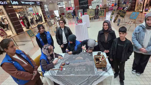 Tatvanlı gençlerden Filistin için çivili destek