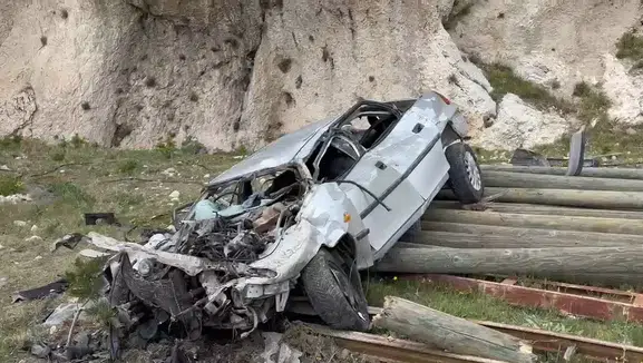 Bitlis yolunda feci kaza 100 metrelik uçuruma yuvarlanan sürücü kurtarılamadı