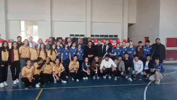 Özalp gençleri voleybol fileleri önünde buluştu