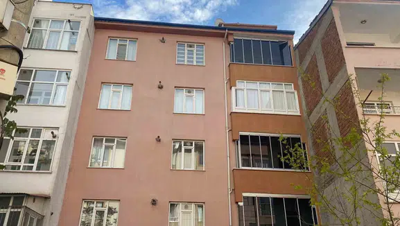 Elazığ’da apartmanın beşinci katından düşen genç kız hastaneye kaldırıldı