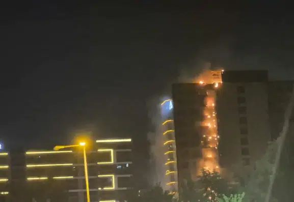 Diyarbakır'da plazada yangın büyüdü, çatıya sıçradı