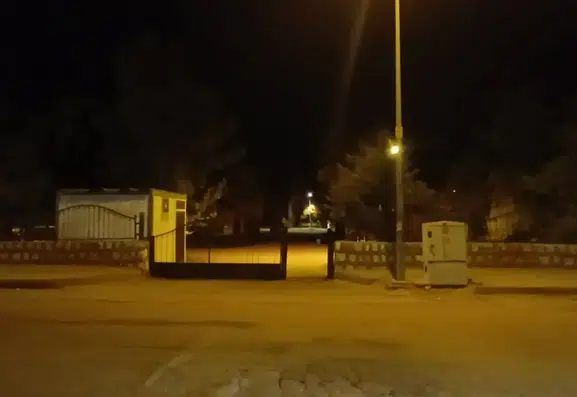 Parkta oturan kadının başına yorgun mermi isabet etti