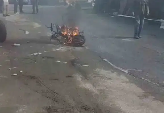 Bingöl sanayi sitesinde kaynak çalışması sırasında motosiklet alevlere teslim oldu