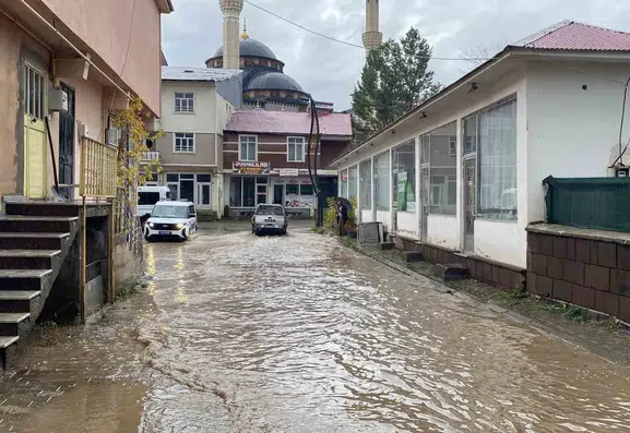 Bingöl Karlıova'da sağanak yağış hayatı felç etti