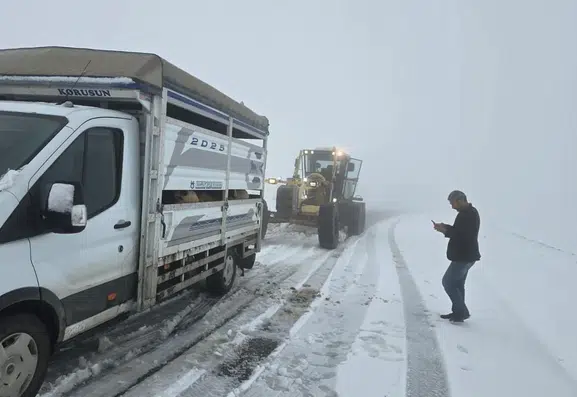 Muş yükseklerinde kar sürprizi sürücüleri yolda bıraktı
