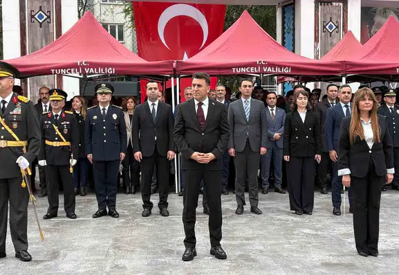 Tunceli Cumhuriyet Bayramı coşkusunu çelenk sunma töreniyle başlattı
