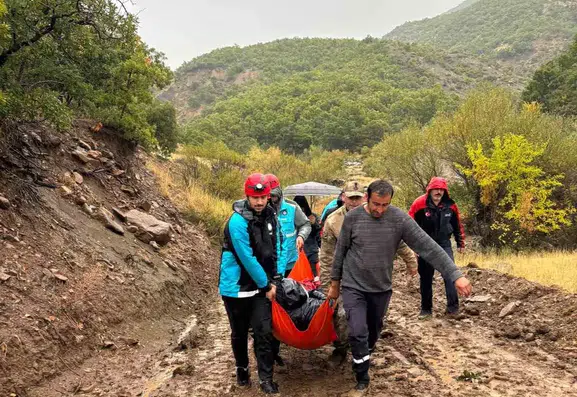 Nazımiye'de kapanan yola rağmen engelli hastaya ekipler ulaştı