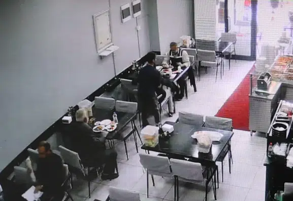 Elazığ'da boğazına ekmek kaçan müşteri garsonun müdahalesiyle hayata döndü