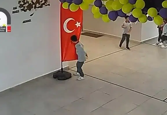 Bayrağı öpen minik Miran'a İl Milli Eğitim Müdürü'nden özel ziyaret