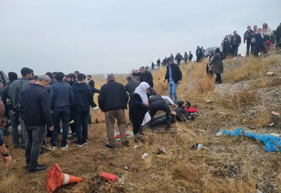 Hakkari Van kara yolunda zincirleme kaza 12 yaralı