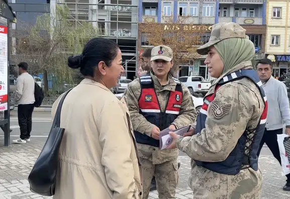Yüksekova sokaklarında kadınlara KADES uygulaması tanıtıldı