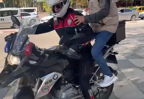 Elazığda sınava geç kalan adayları polis ekipleri yetiştirdi