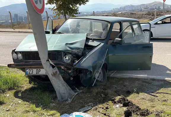 Elazığ'da direksiyon hakimiyetini kaybeden sürücü aydınlatma direğine çarptı