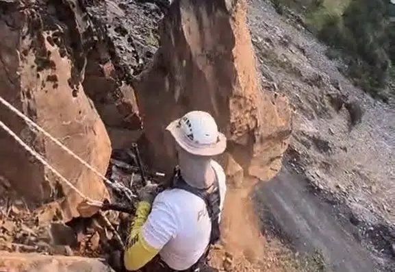 Şırnak'ta tehlikeli kaya blokları profesyonel dağcılarla temizleniyor