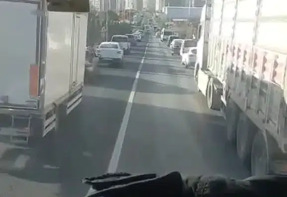 Mardin trafiğinde örnek davranış: Sürücüler itfaiyeye yol açtı