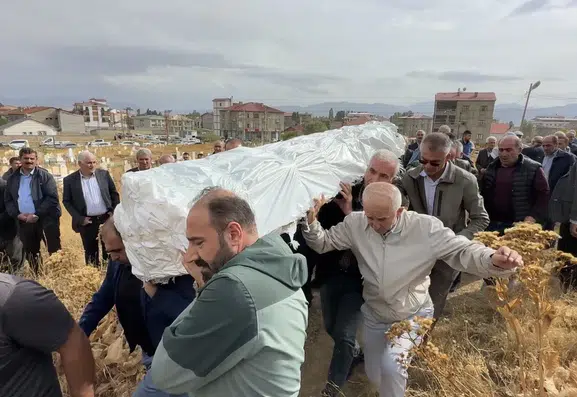 Umre dönüşü hayatını kaybeden Akif Kesici Yüksekova'da toprağa verildi