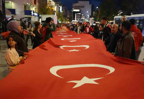 Elazığ sokakları Cumhuriyet coşkusuyla aydınlandı