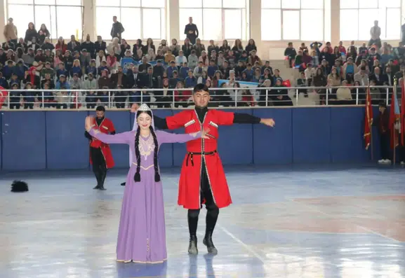 Tutak halkı 29 Ekim Cumhuriyet Bayramı coşkusunu spor salonunda yaşadı