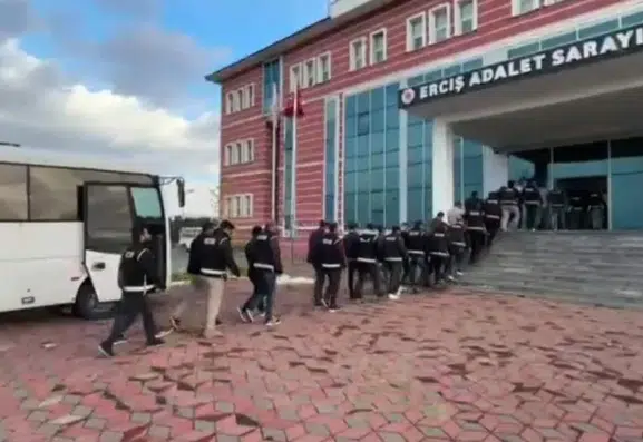 Van merkezli operasyonda çok sayıda silah ve şüpheli yakalandı
