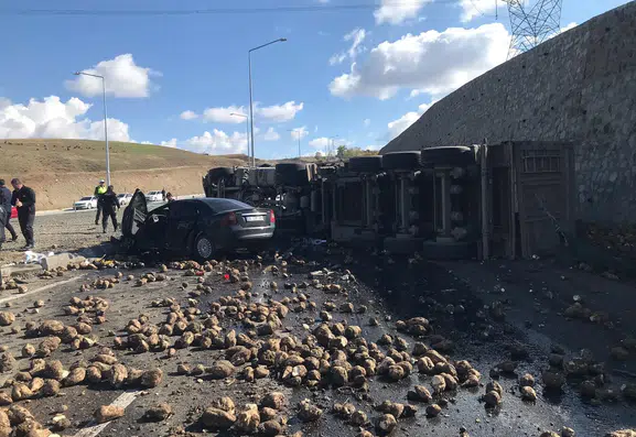 Ağrı Hamur kavşağında pancar yüklü TIR ile otomobil çarpıştı