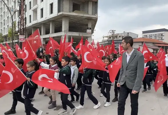 Yüksekova sokakları 110 metrelik dev Türk bayrağı ile kırmızı beyaza büründü