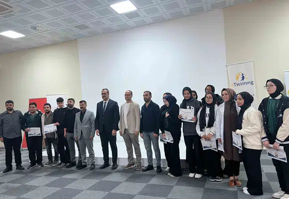 Genç ilçesinde öğrencilere dijital dünyada güvenli kalmanın yolları anlatıldı