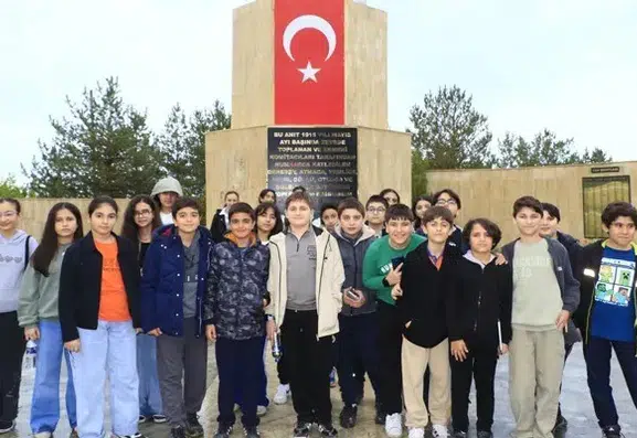 Vanlı öğrenciler şehrin tarihi noktalarını yerinde keşfediyor